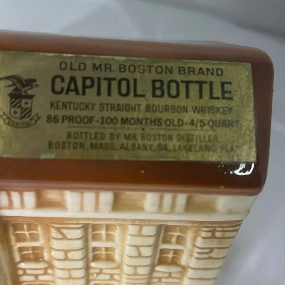 VTG 70’s Old Mr. Boston Brand Illinois Capital bottle